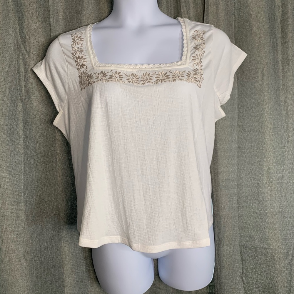 New Torrid cream blouse with embroidered detail